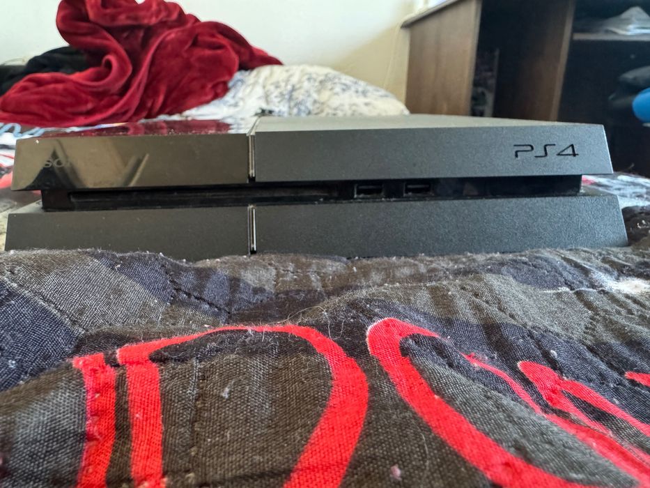 Ps 4 pro de vânzare negociabil 550 a avut recent o mentenanță funcționează perfect 500 gb stocare vine cu o maneta și 2 jocuri