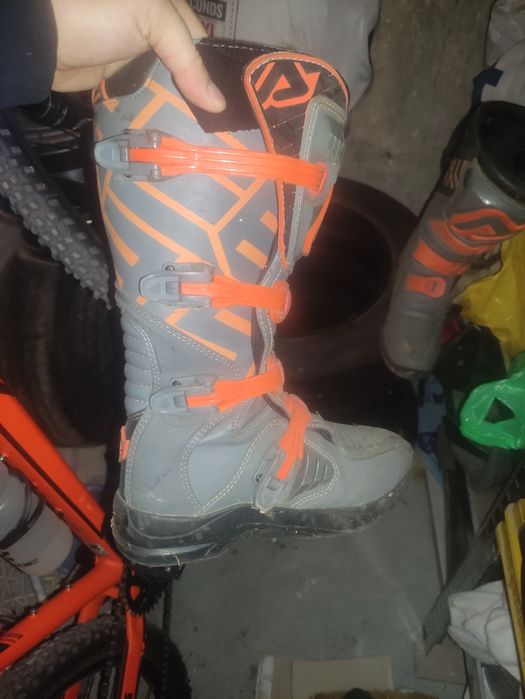 Каска с Ботуши Acerbic