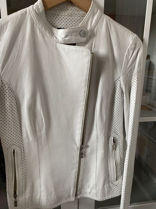 Яке от естествена кожа-коралов цвят на Зара