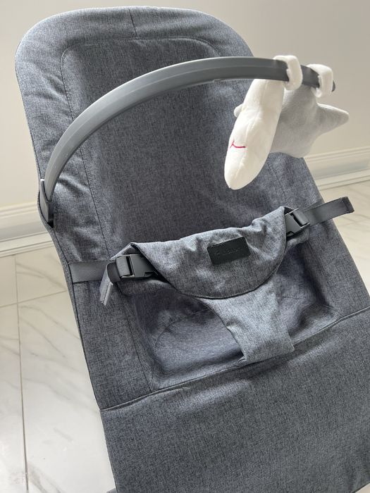 Balansoar pentru bebelusi Kidnort, ergonomic, cu centura de siguranta, bara de protectie detasabila, pliabil, culoare gri
