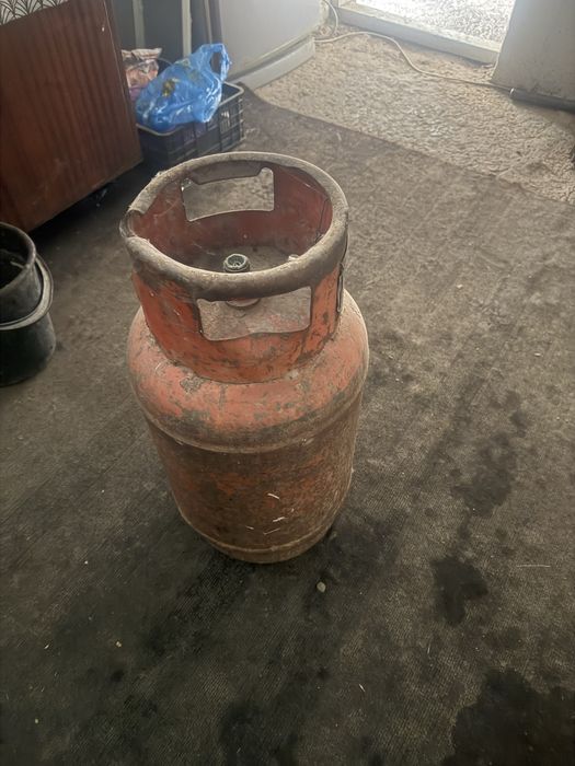 Газ баллон есть 2 штуки