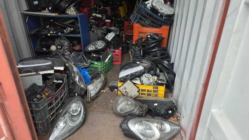 Съвкупност от автомобилни части.