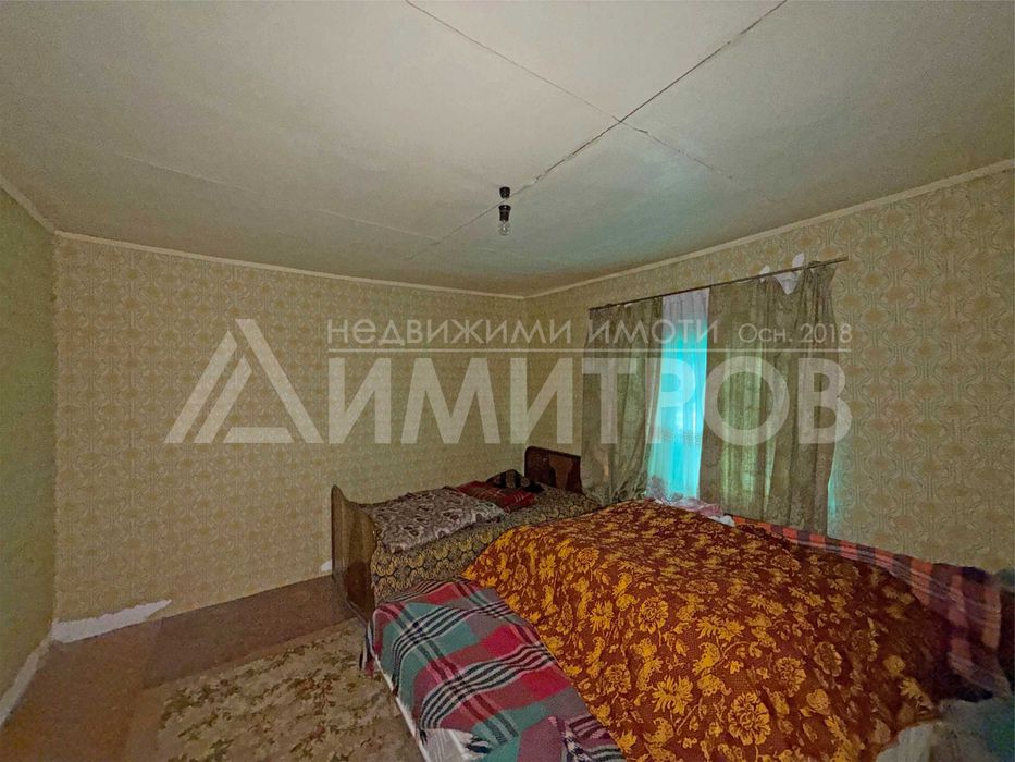 Продава автентична селска къща с кладенец в с. Памукчии, общ. Нови пазар (обл. Шумен).