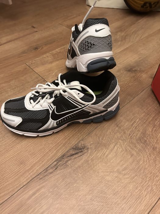 Nike vomero 5 черно белые