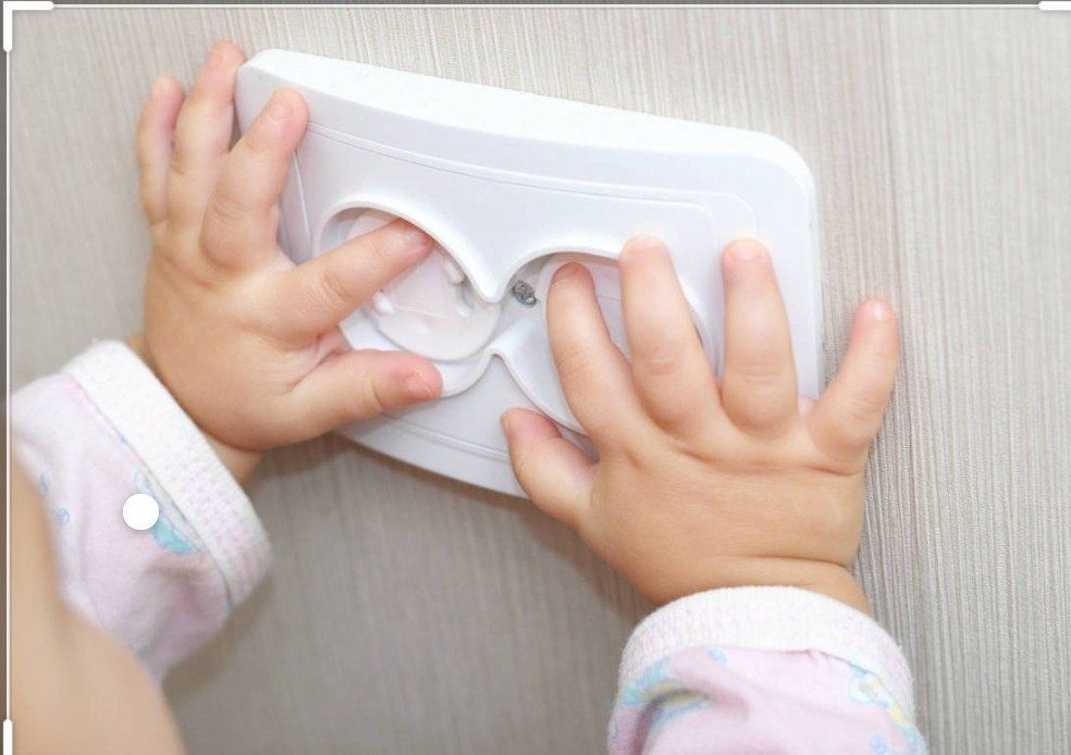 Защита и безопасность детей от проникновения в розетки