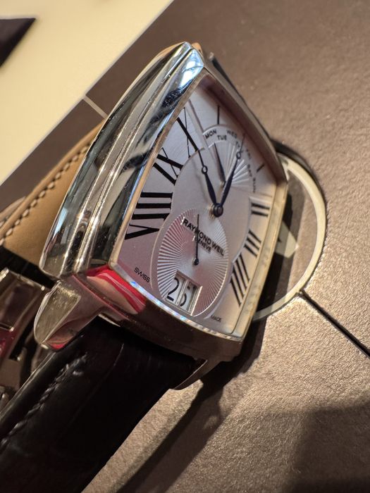 Продавам оригинален часовник Raymond Wail