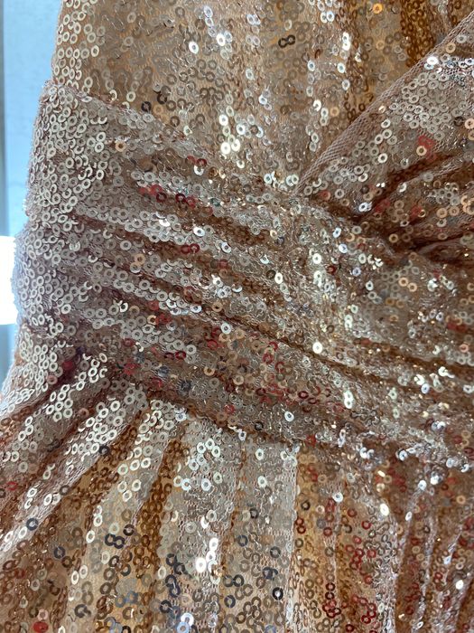 Золотистое вечернее платье