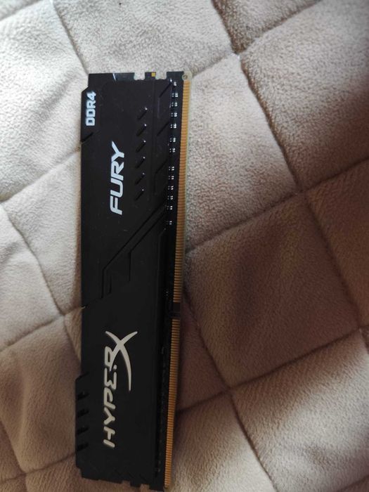 оперативная память kingston DDR4 на 8гб 2шт.  в общем 16гб