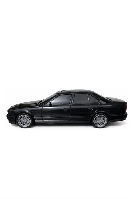 Игрушка машина BMW E34