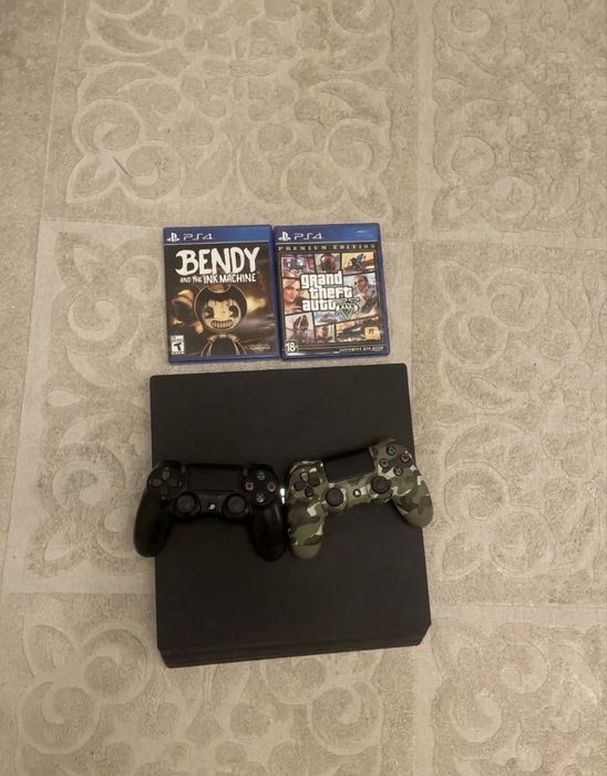 Playstation 4 б/у в отличном состоянии.