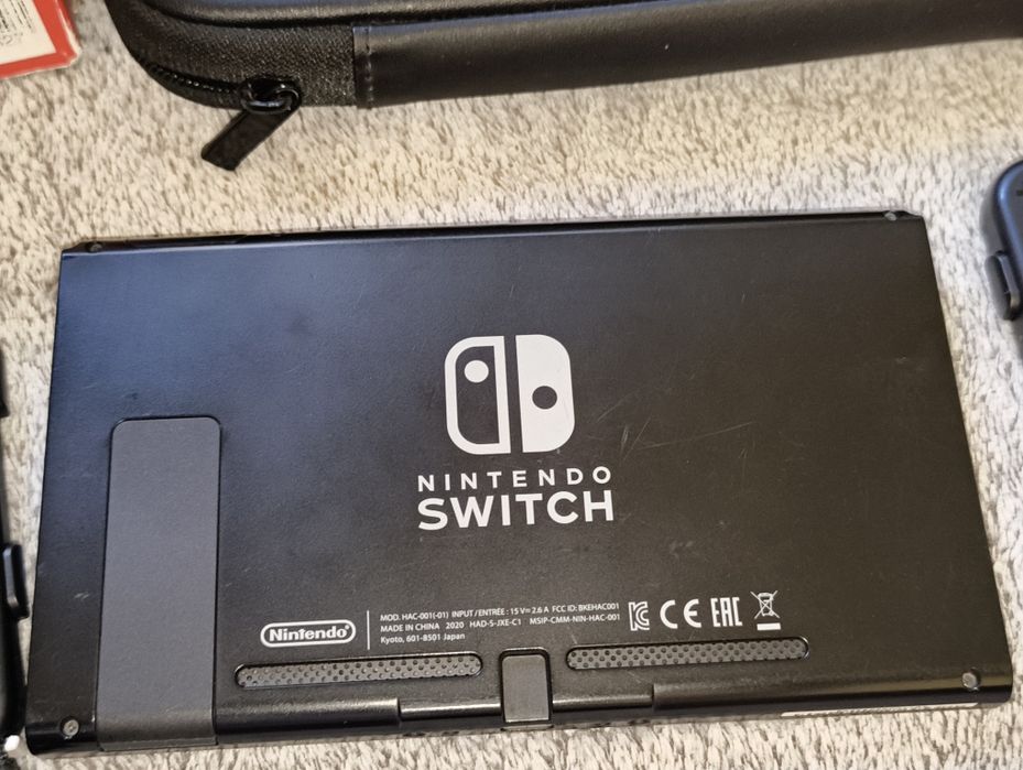 Nintendo Switch V2 (HAC-001-01) + Mario Kart 8, Animal Crossing, Luigi's Mansion 3