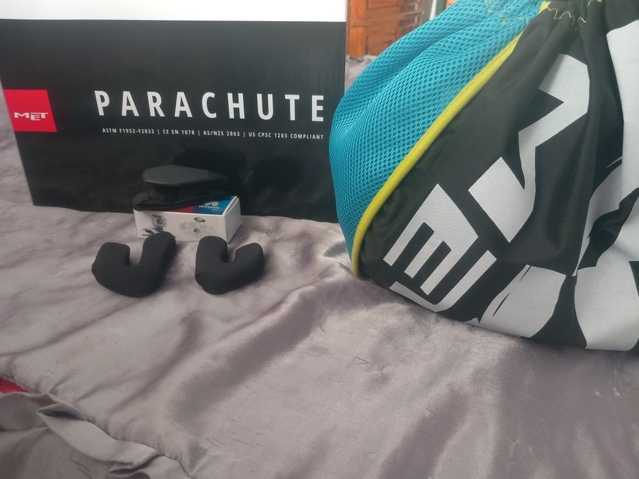 Каска MET PARACHUTE чисто нова
