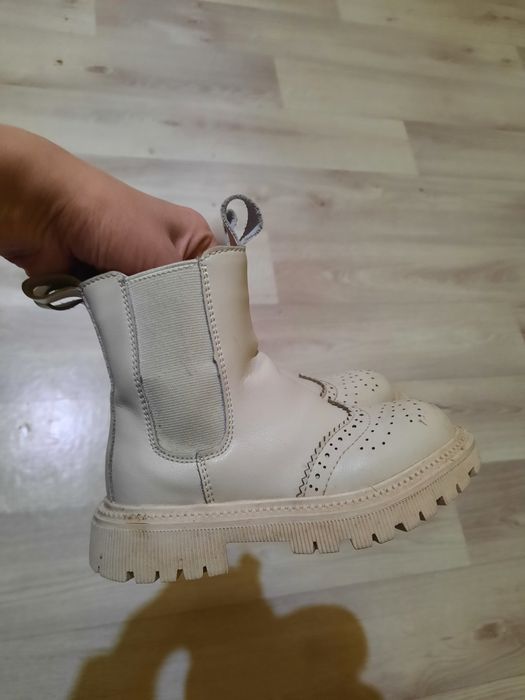 Продам демисезонные ботинки девочк