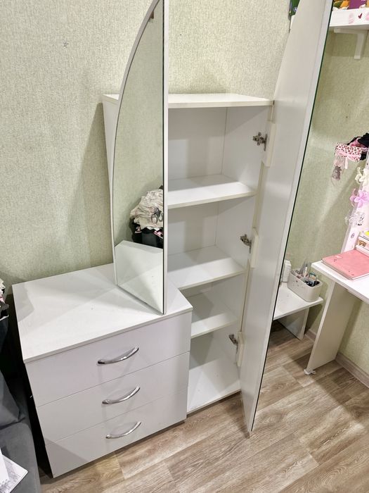 Продам детский шкаф с зеркалом