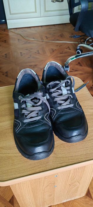 Продам ботинки на мальчика р. 39