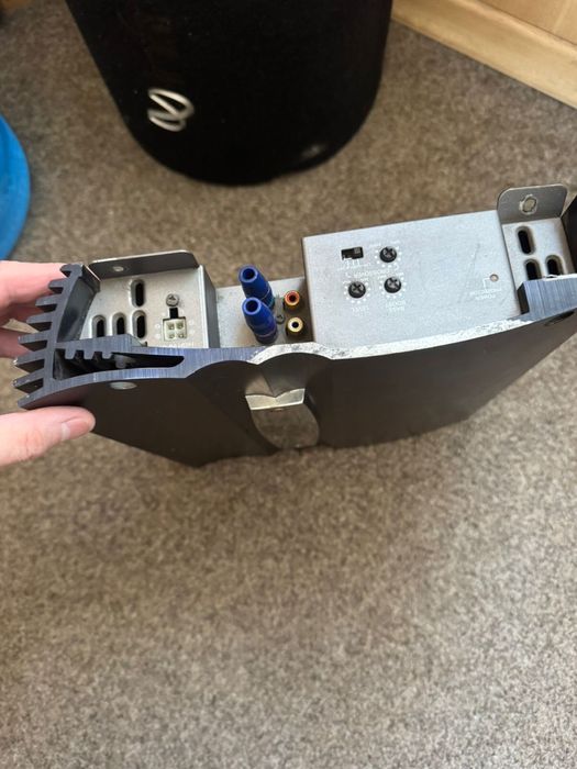 сабвуфер марки Инфинити, усилитель