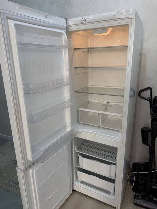 Продам Холодильник indesit