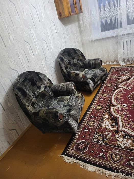 Продам два мягких кресла бу