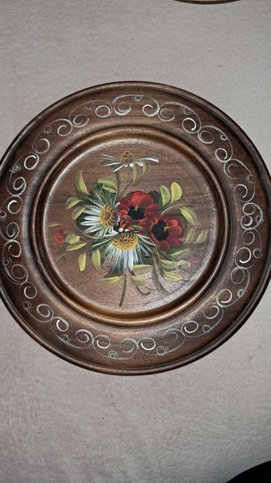 Trei  farfurii foarte mari din lemn , pictate cu motive  florale