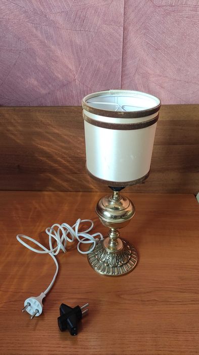 Старинна настолна лампа с тяло от масивен месинг