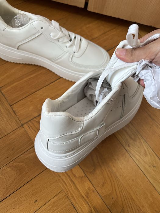 Кроссовки белые новые