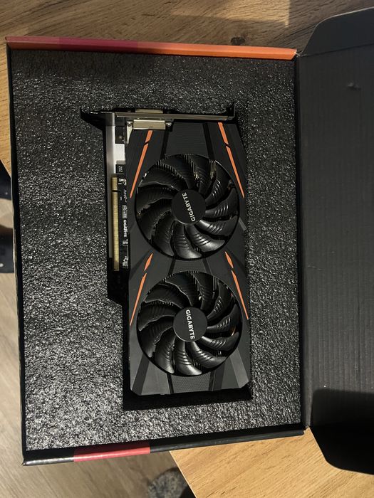 Видеокарта gigabyte rx 580 4gb.