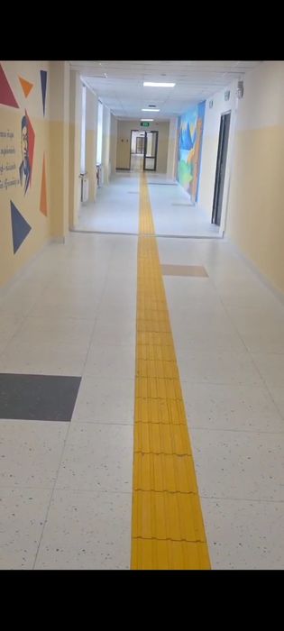 Стелим тактильные плитки улечные и внутреные