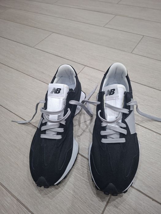 Vând o pereche de sneakerși New Balance 327