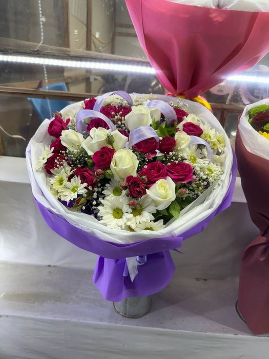 Pionavidniy gullar lola atirgul buket oq qizil atirgul