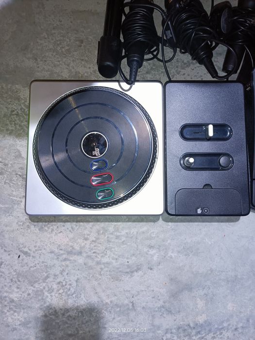 Барабани + 3 микрофона + китара + Дж микс + 2 диска за Xbox 360