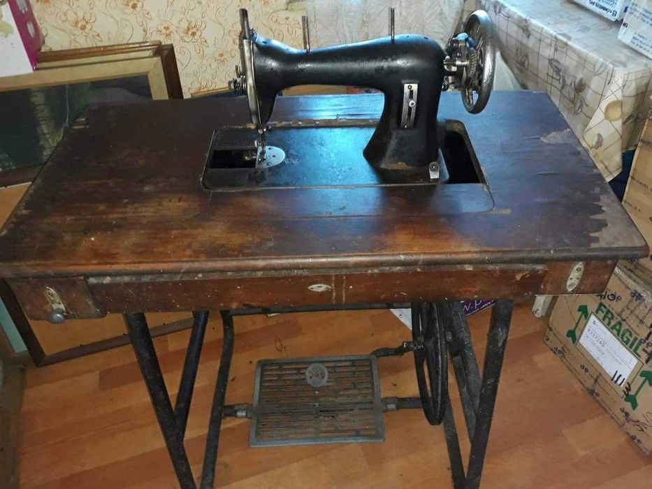 Masina de cusut mecanica cu pedala