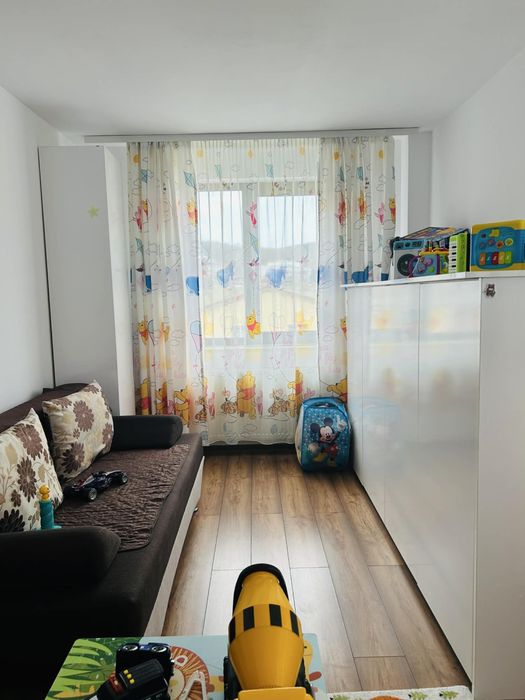 Vand apartament cu 3 camere, 61 mp, doua balcoane si parcare.