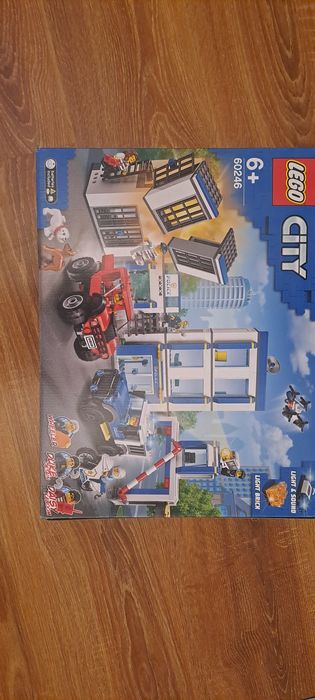 Lego City Police Station
LEGO City Police - Sectie de politie 602