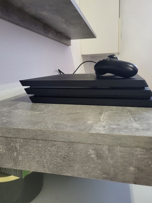 Vand PlayStation 4 Pro 1TB, in stare foarte bună