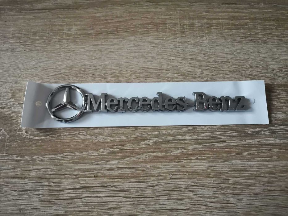 сребрист надпис Mercedes-Benz малък размер
