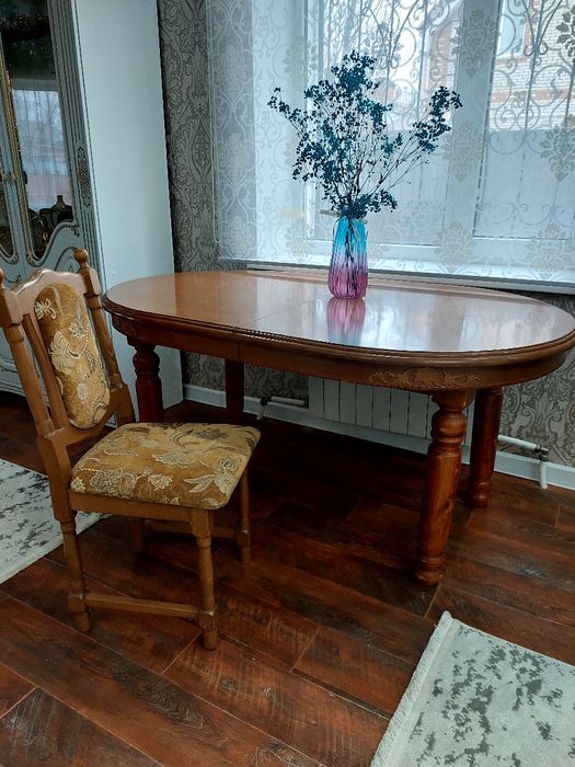 Поодам стол и стулья