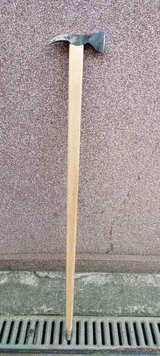 Piolet ( toporas ) din otel pentru drumetii