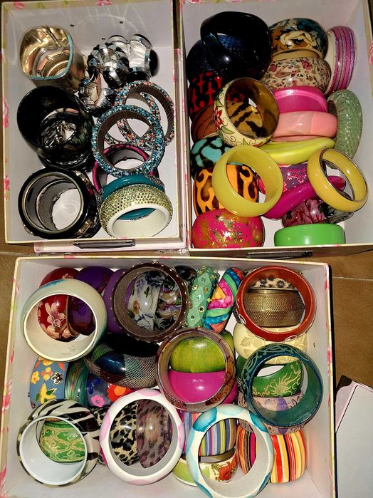 Гривни различни цветове цената е за 3 броя