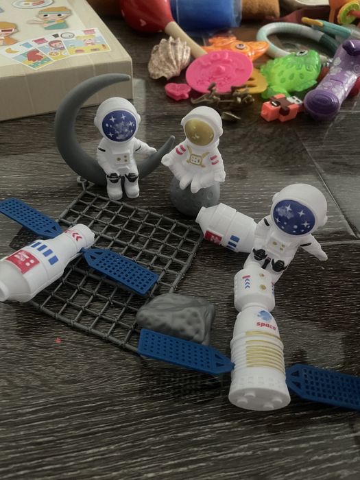 2 пакета игрушек