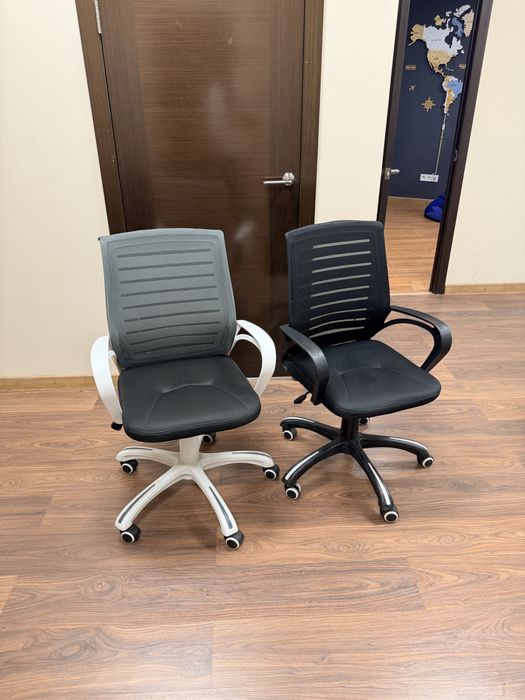 Офисный стол и кресло