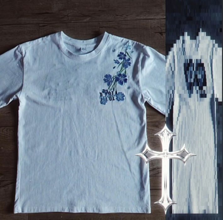 Тениска с бродирани цветя