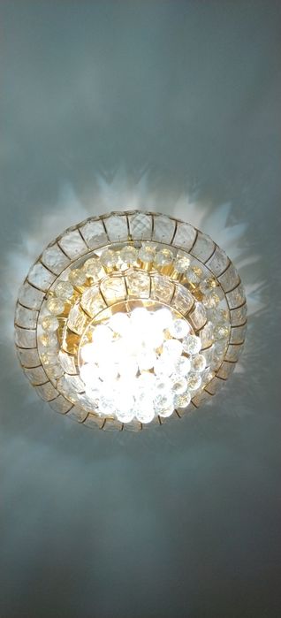 Продам люстру с пультом.