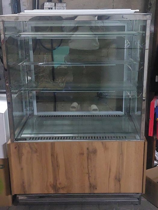 Продам кондитерский витриный холодильник