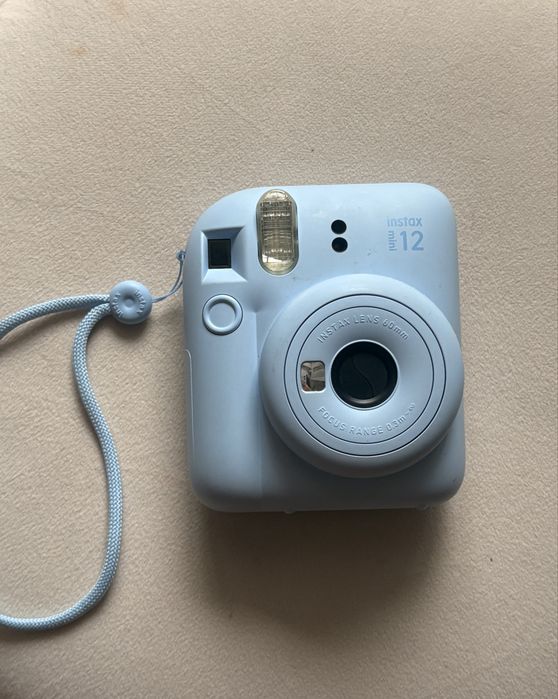 instax mini 12 голубого цвета