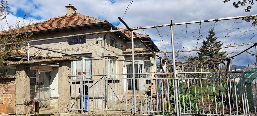 Тухлена къща с лятна кухня и голям двор в гр. Крън