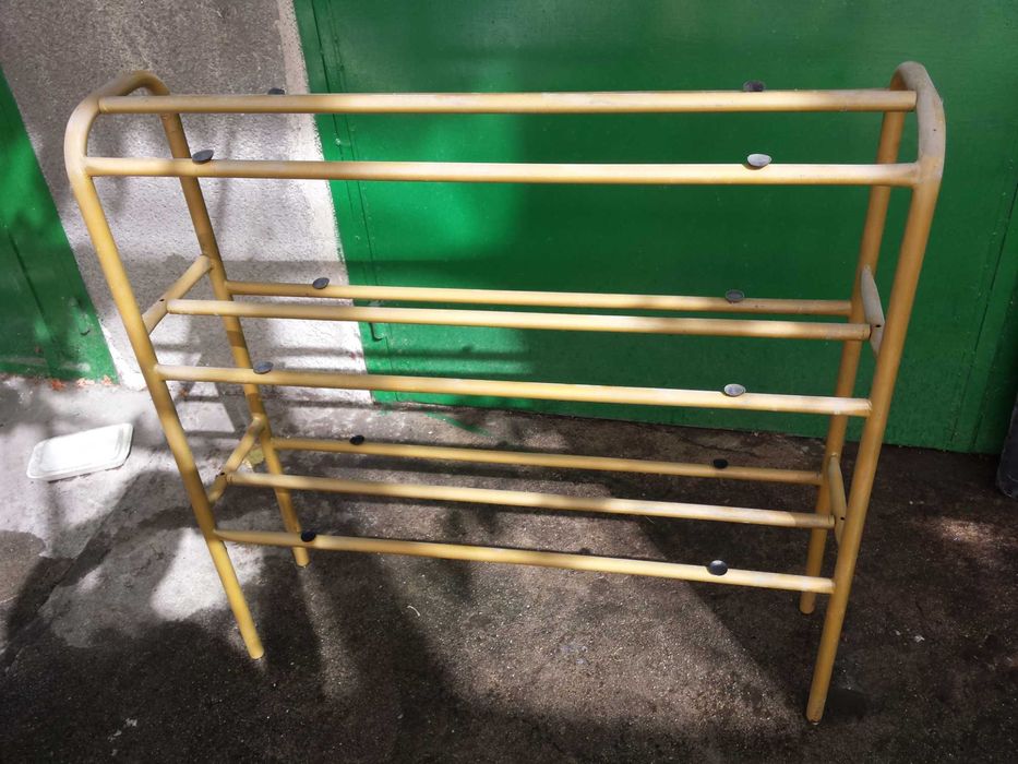 Стелажи със стъклени рафтове