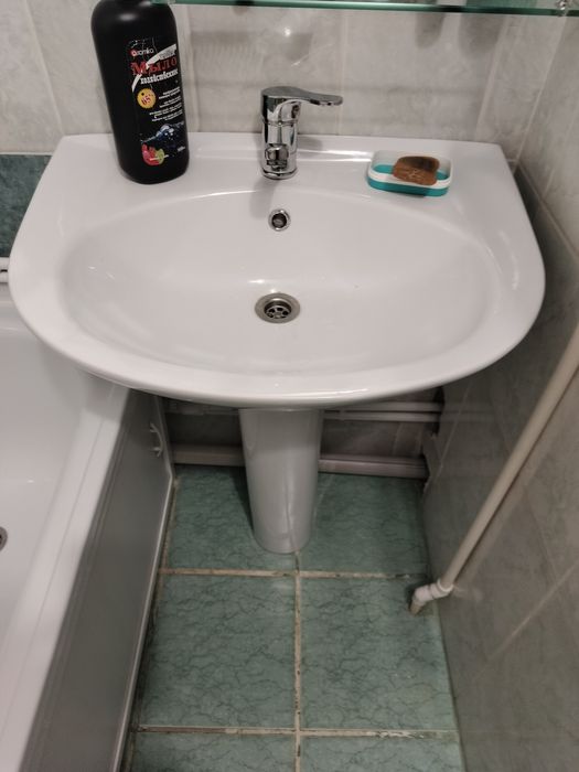 Продам умывальник на пьедестале. Зеркало в подарок.