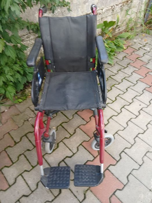 Scaun cu rotile pt persoane cu dizabilități