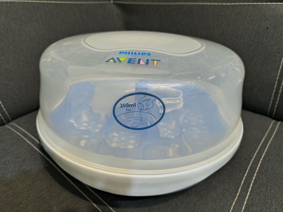 Парен стерилизатор за аксесоари за кърмене и хранене с шише.