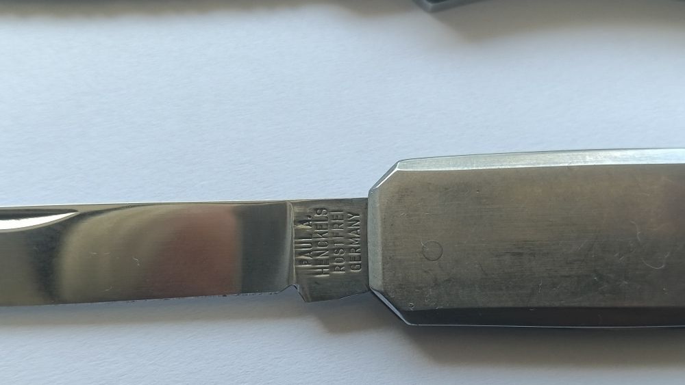 Se vinde pachet format din 2 bricege de colecție și uz zilnic (EDC), ideale pentru pasionați de lame clasice, ustensile solide sau colecționari.
